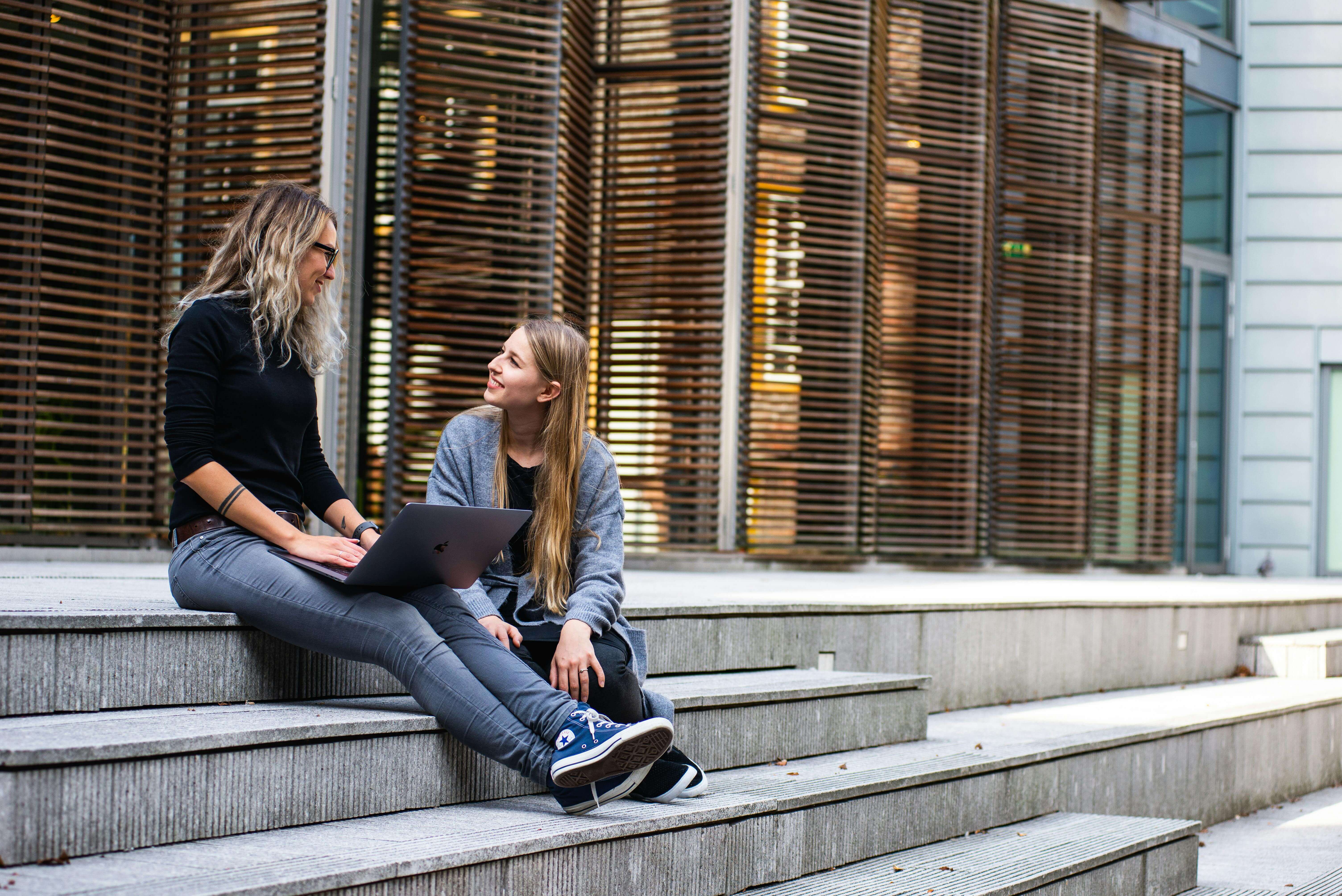 Etudiants devant leur logement etudiant à Strasbourg